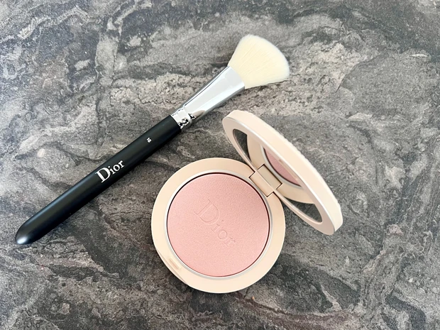 【ディオール】艶々美肌に見えるパウダーハイライト_3