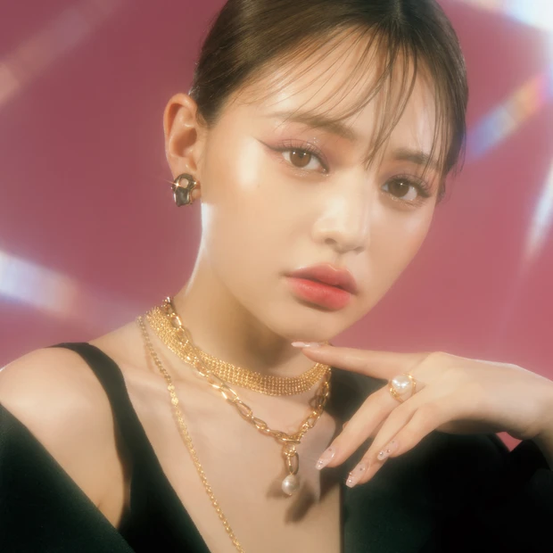 小田切ヒロさん流・“千金メイク”。赤×黒で高嶺の花へ【MYベストコスメ】