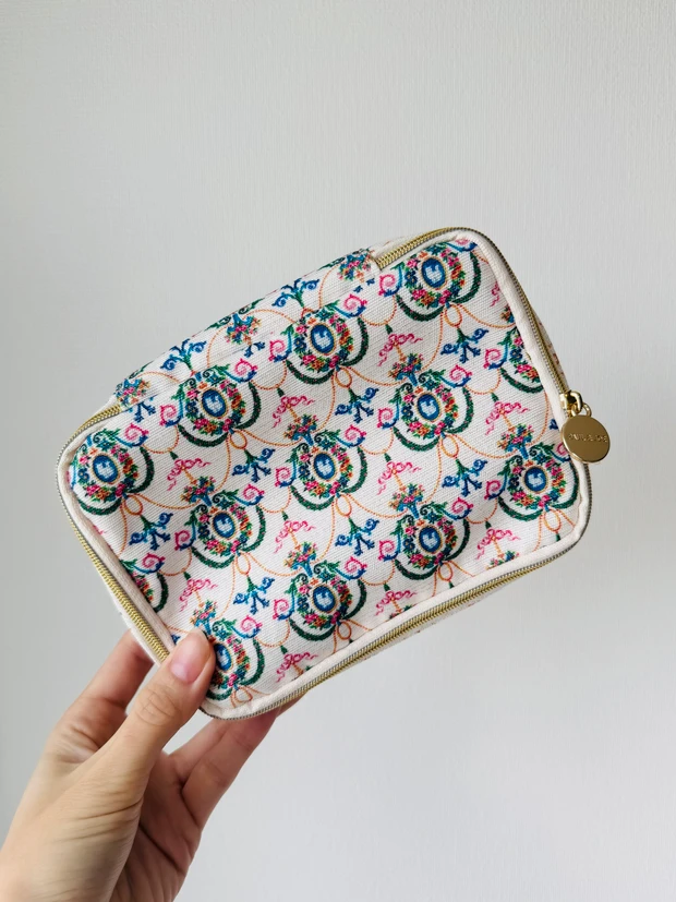 ポール＆ジョーのクリスマスコフレ2025、001 フラッパードレスのポーチ