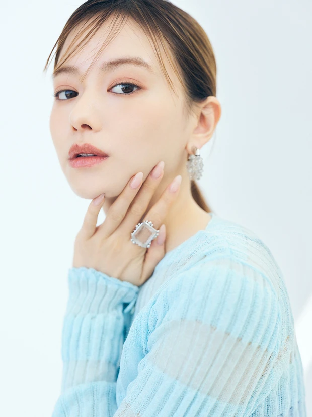 ワンポイントで色を足すなら？ 山本舞香さんがリップが主役の大人の【白湯メイク】を試してみた！