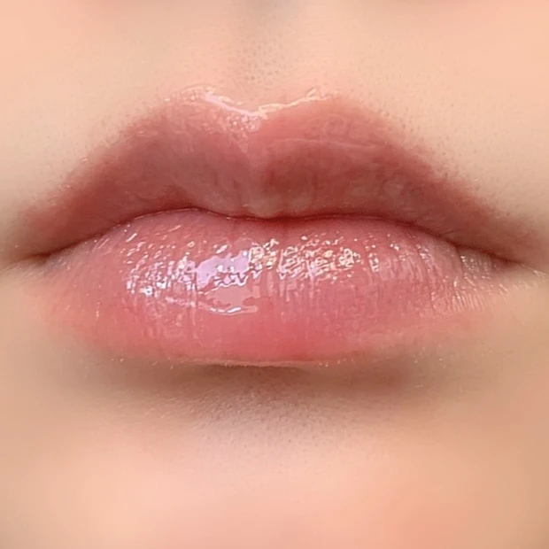 唇に塗ったメンソレータム リペワン。寝る前の集中乾燥対策用リップ。