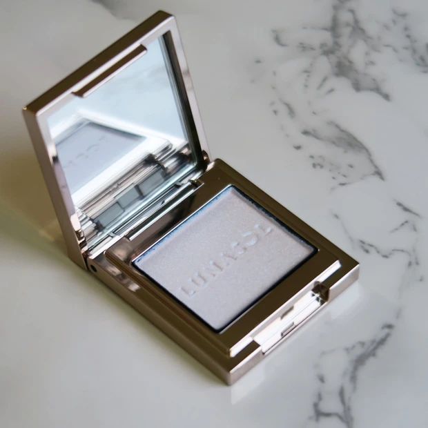 まばゆくきらめく宝石をまとうように高輝度パールの輝き