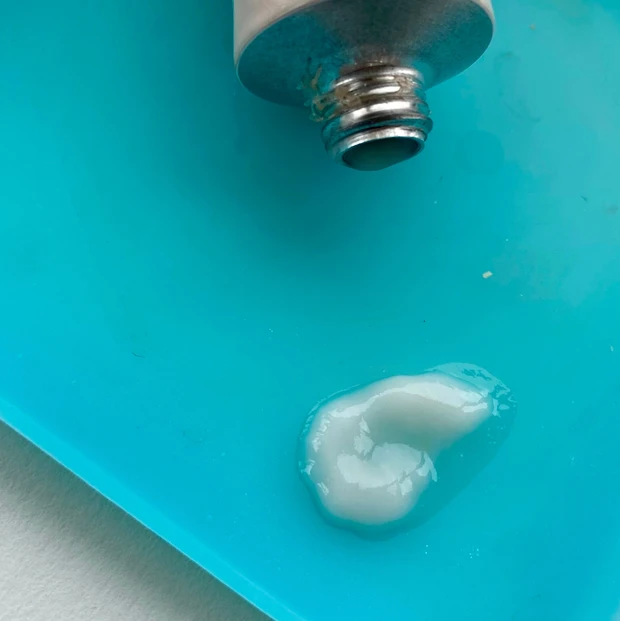 レチノールの代替成分で注目の植物由来成分バクチオール配合。98.6％天然由来成分の手と髪の美容液。_1_2