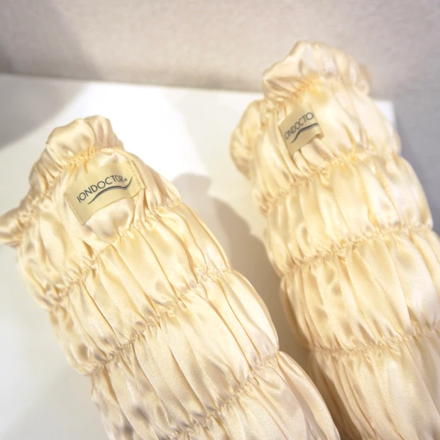 飛行機 旅行 長時間 足 むくみ 冷え 対策 原因 機内 長距離 おすすめグッズ イオンドクター シルクレッグウォーマー