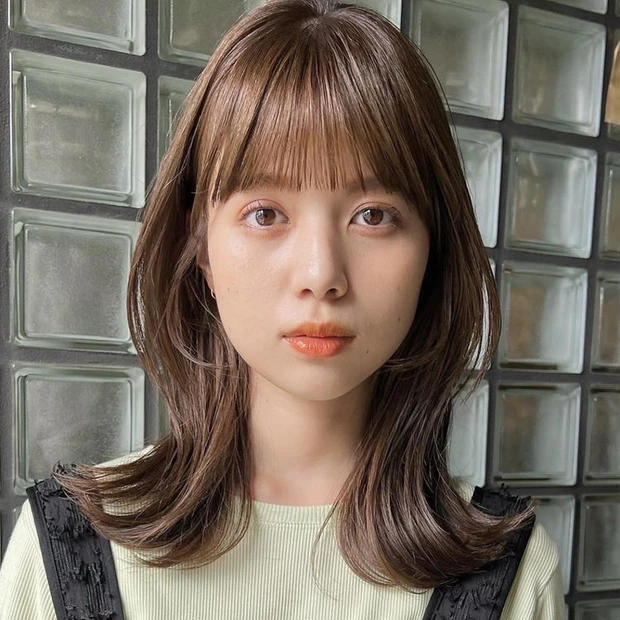 ミディアム レイヤー ヘア 髪型 ヘアスタイル 大人 前髪あり 30代 40代