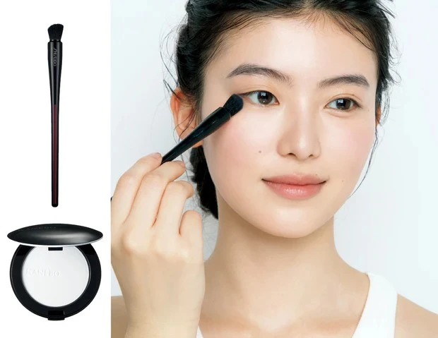 小さいブラシで目元や小鼻のキワにパウダーをなじませる