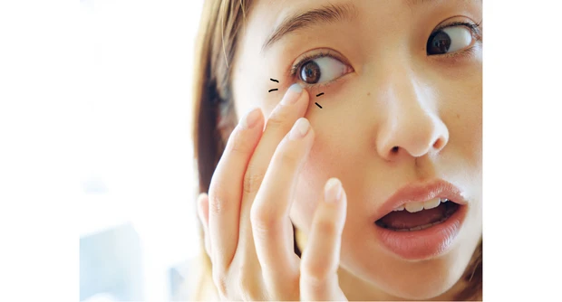 上下のまぶたに指で影色ニュアンスを