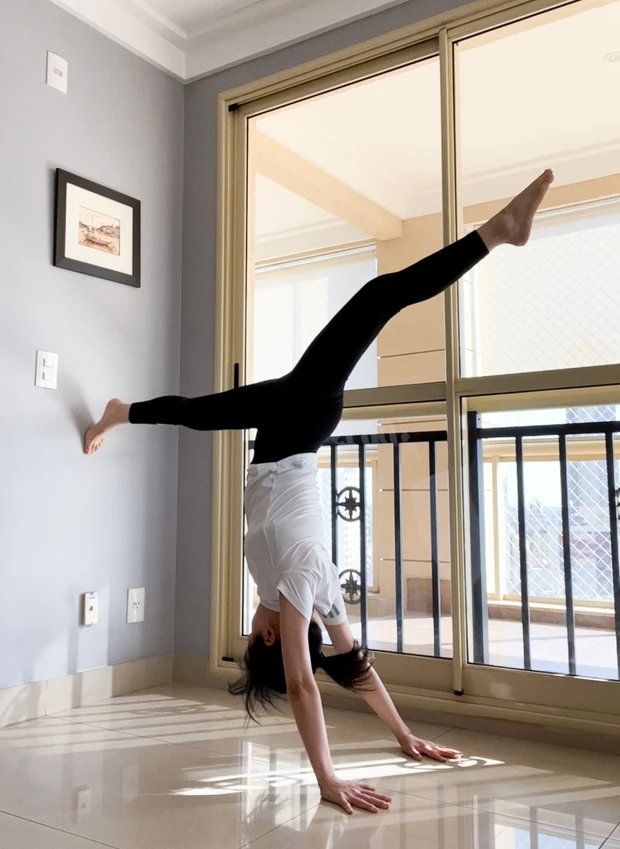 お手軽かんたん！世界中で今人気の片足逆立ちをやってみた_2_2