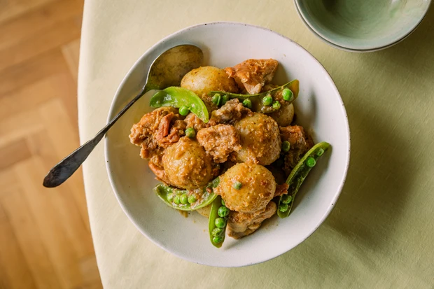 新じゃがいも　レシピ　ワタナベマキ　新じゃがと鶏肉の味噌甘酒煮