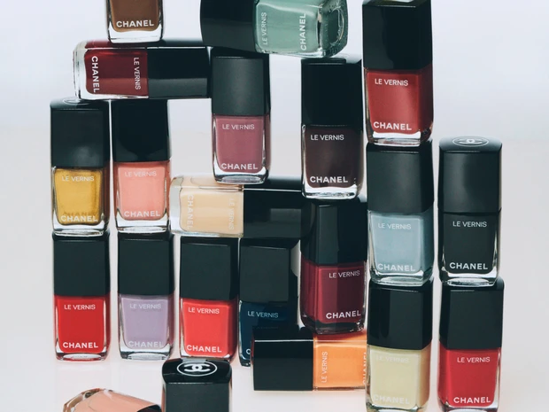 シャネルのネイル「ヴェルニ」全色スウォッチ公開！ 人気色TOP3や最新限定色もご紹介