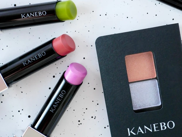 【夏新色コスメ2026】カネボウの人気リップやアイシャドウに限定色が登場！ 気になるカラーをスウォッチ