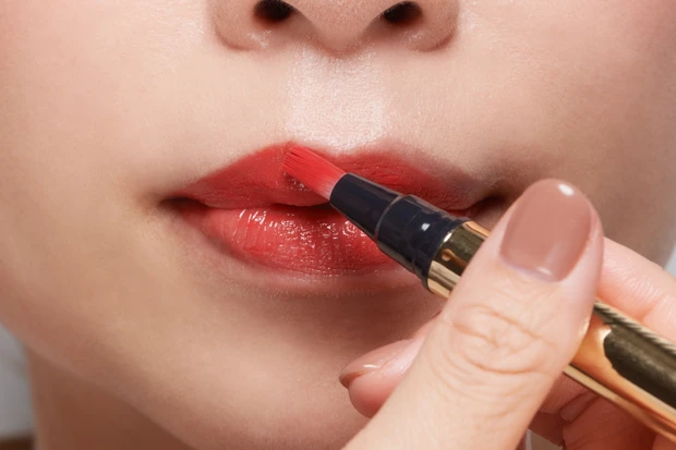 【HOW TO②】上唇はお好みで、下唇はワイドに描いて