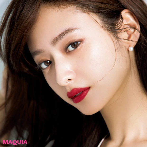 万能カラーだからこそ印象に残るメイクで！無難にならない“ブラウンアイ×レ…