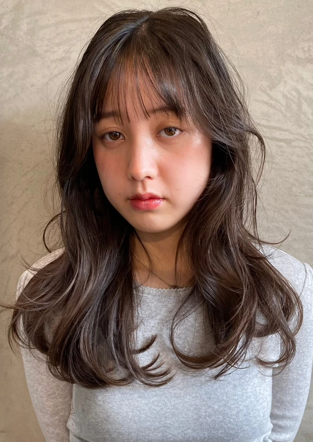 ヘアカタログ　ロング　ロングヘア　前髪あり　スタイリング