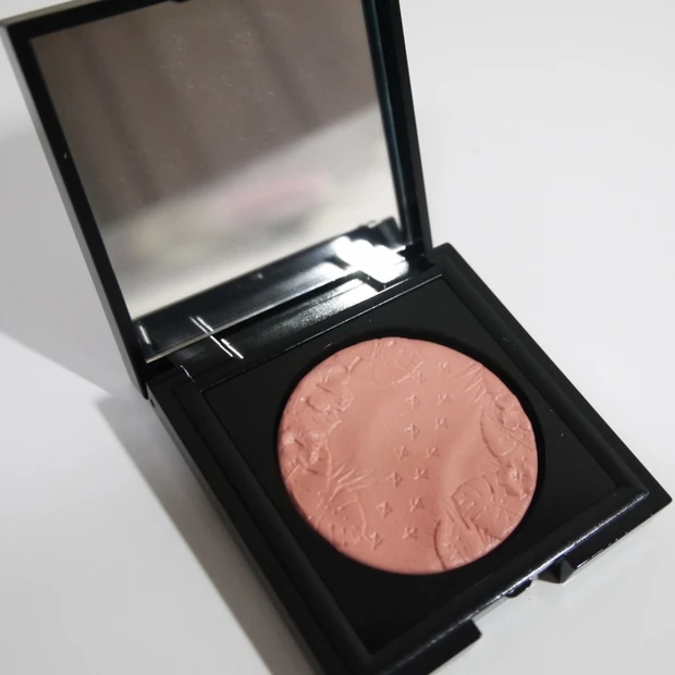 【コーラルチーク】テクニックいらずで綺麗に発色！フラロッソ ルーチ ブラッシュ