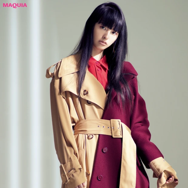 引き算で魅せるポイントカラー！ 鈴木えみがまとう「赤」メイク＆ファッショ…