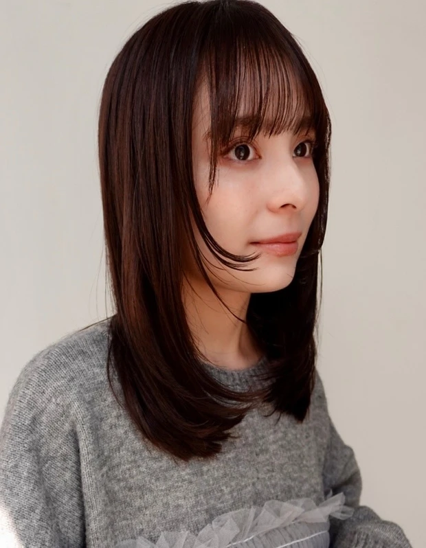 髪型　ミディアム　小顔ミディアム　シースルーバング　前髪あり　サイド