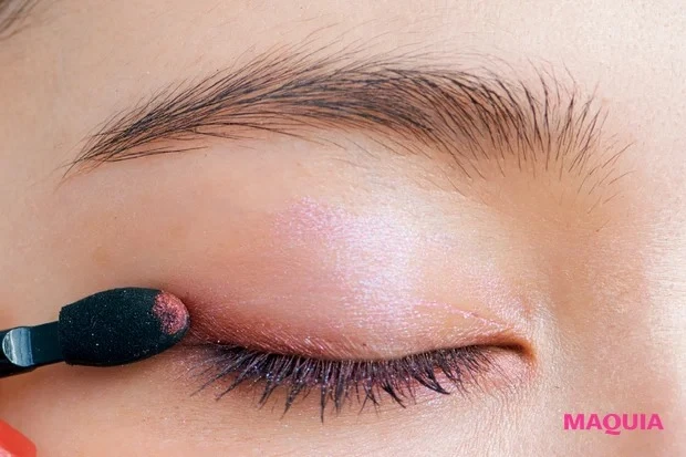 シャネルの春新色パレットで春メイク　プラム色が渗む大人な仕上がりに　HOW TO 2