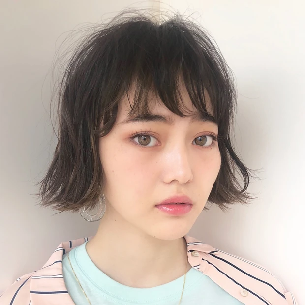 ほっそり首筋で美人見えする、外ハネ仕上げのリップラインボブ