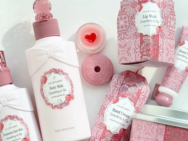 ジルスチュアートからプレゼントにもぴったりなストロベリー＆ティーの香りが限定復刻！ 