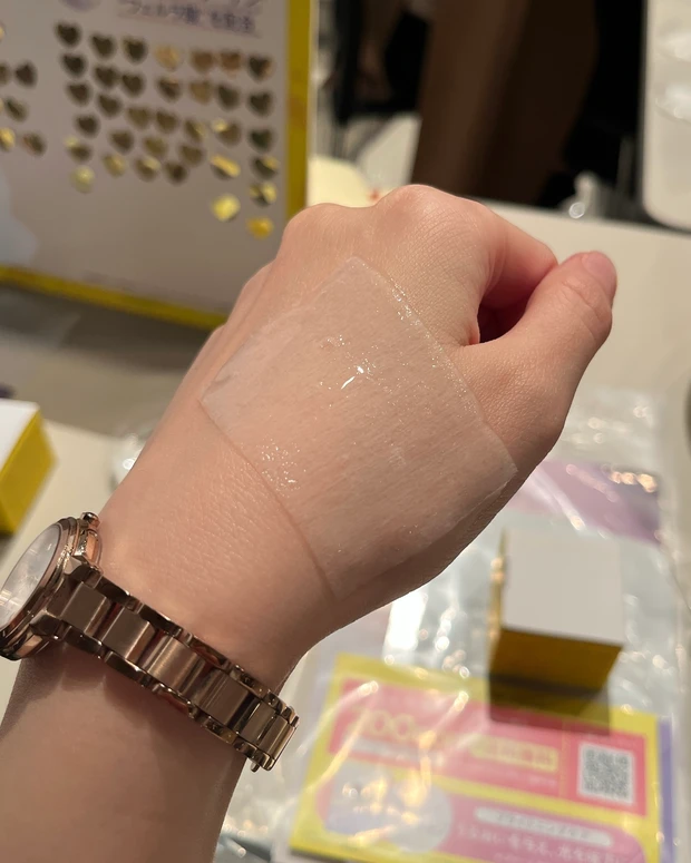 パーフェクトワンフォーカス VCチャージホワイトマスク パックを手に乗せた画像