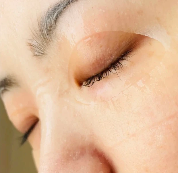 ピュレアのフェインリフトエッセンスマスクの使用イメージ