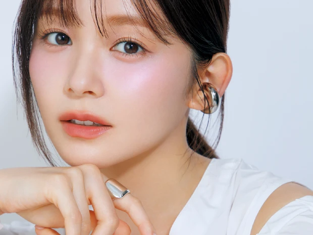 【秋の最旬チークHOWTO】青みピンクを高めに入れてリフトアップ！