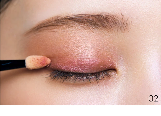 【2025年秋 アイシャドウ】意外な色合わせでくすみレスの秋色に メイク手順2