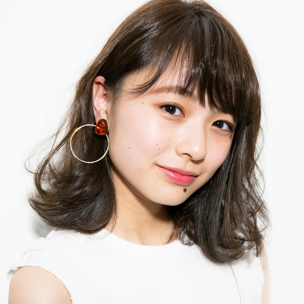 オフィスで愛される、ふんわり×タイトなスウィングミディアム