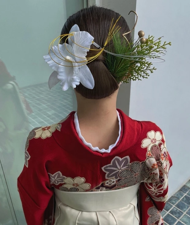 【着物に似合うヘアアレンジ】卒業式や入学式にもおすすめ! 「水引&金箔」「タイトな一本結び」「花モチーフ」のヘアアレンジ22選_4_1