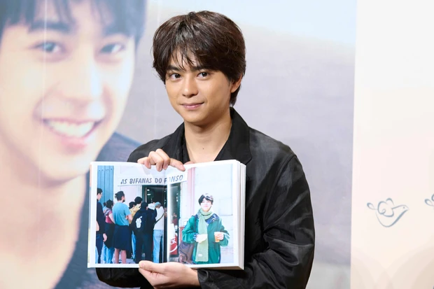 写真集のお気に入りのページを問われて何気ない瞬間の表情を挙げる、timelesz 佐藤勝利さん。