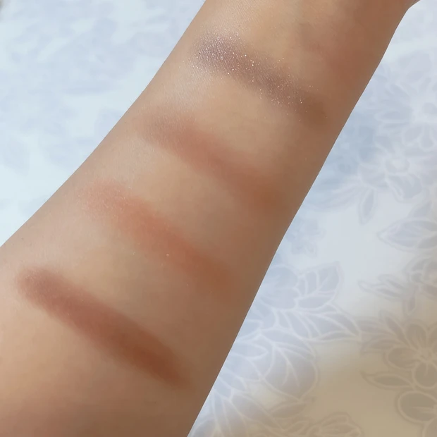 ザ アイシャドウ パレット 104のスウォッチ①