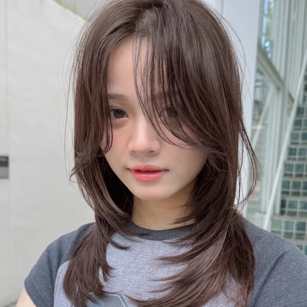 【大人の暗髪カラー】シアーグレージュで美髪印象アップ！ 小顔見えも叶うひし形ミディアム