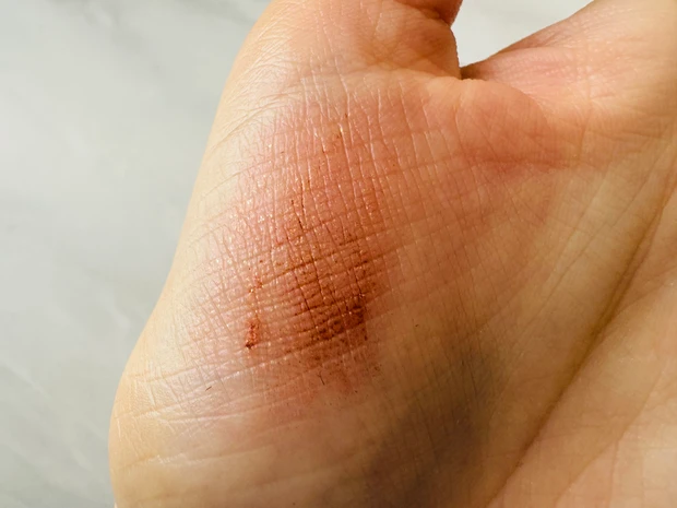 オペラのアイカラーペンシル 14 ブロンズのスウォッチ(ぼかした後)