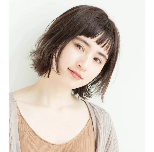 ZACCの髪型・ヘアスタイルまとめ_ウェット質感で仕上げる、大人ショートバングのシースルーボブ