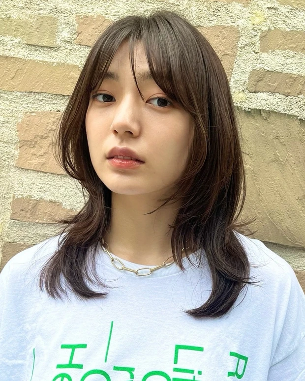 ヘアカタログ　ミディアム　ミディアムヘア　前髪あり　正面