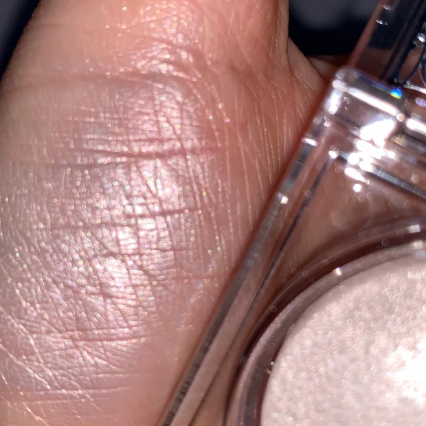 01ムーングロウホワイトをライト下で撮影。ベイクド製法ならではの面で発光する輝き。