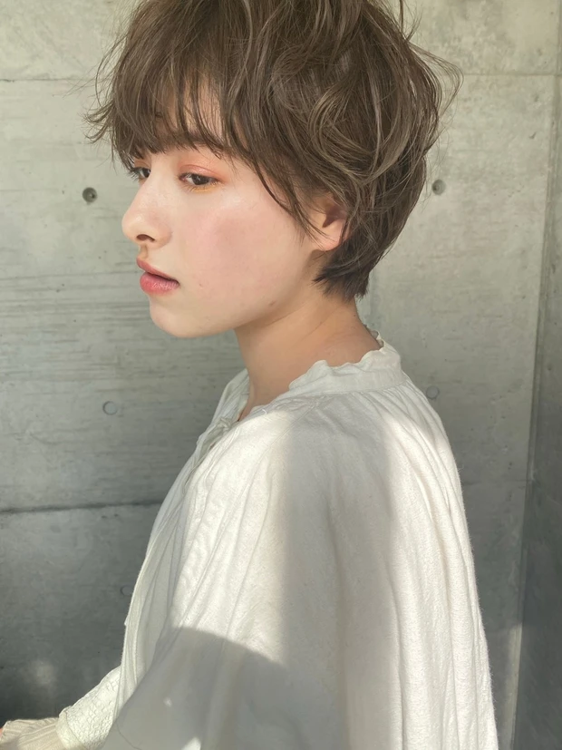 外はねで女性らしいマッシュショート サブカット左サイド