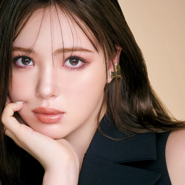 【藤田ニコルさん】2025年秋新色の赤みシャドウを先取り。ぐっと大人の表…