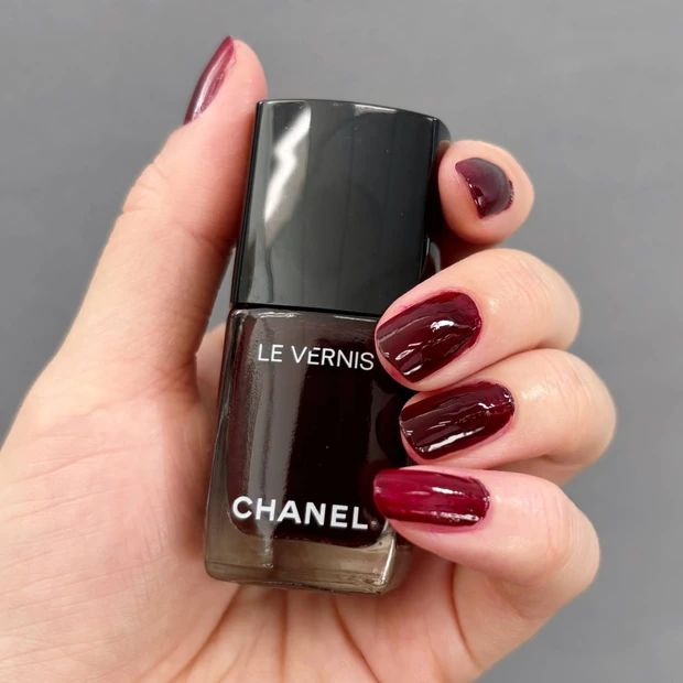 シャネル ヴェルニ「155 ルージュ ヌワール」のスウォッチ