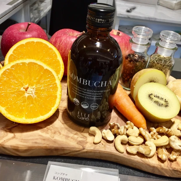 美の手土産。ELLE cafeのコンブチャ。100種類の植物素材を2年以上自然発酵熟成『100%無添加』植物性の発酵ドリンク