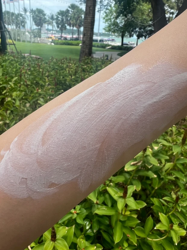 chant a charm チャントアチャーム日焼け止め ミルクUV オーガニックコスメ 使用感　スウォッチ