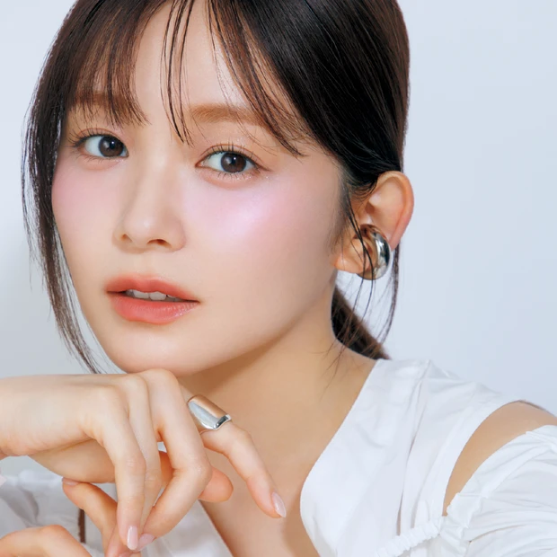 【秋の最旬チークHOWTO】青みピンクを高めに入れてリフトアップ!