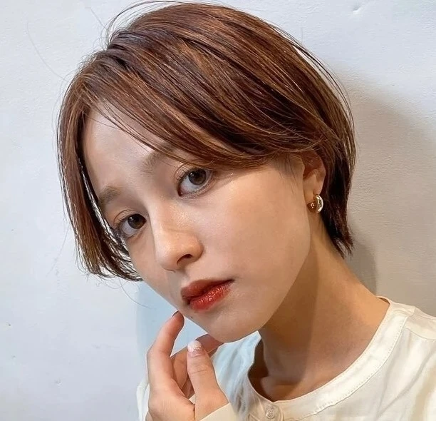 2022年春夏はハンサムショートで劇的イメチェン! 気になる頭の形をカバーするマスク映えヘア