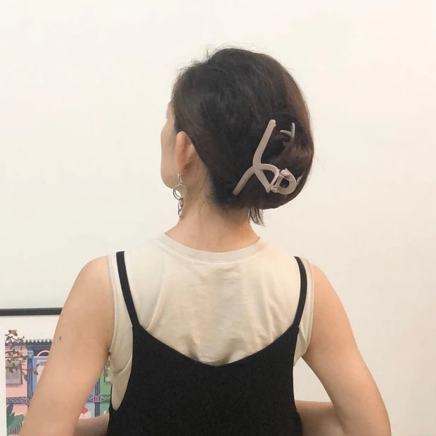 一つに束ねた髪をヘアクリップに巻き付けながら挟むとこなれて見える！_2