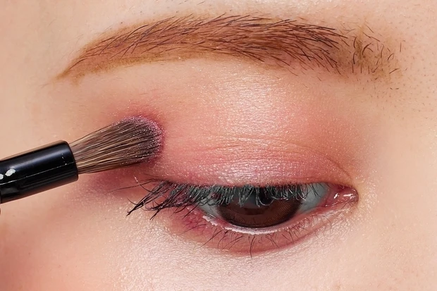 山本望叶 ピンクアイシャドウ