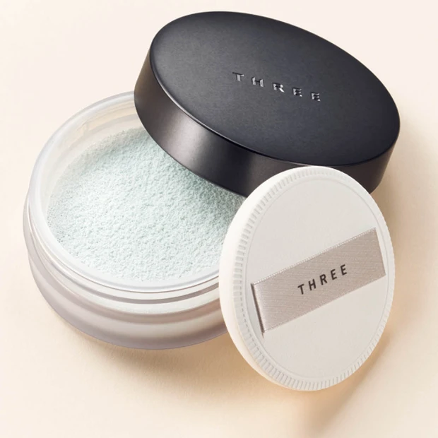 2026最新 ヘア＆メイク 長井かおりさんおすすめのパウダー THREE アドバンスドエシリアル スムースオペレーター ルースパウダー X04