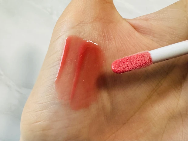 Viseeのエッセンスリッププランパー BE300 ベージュピンクのスウォッチ