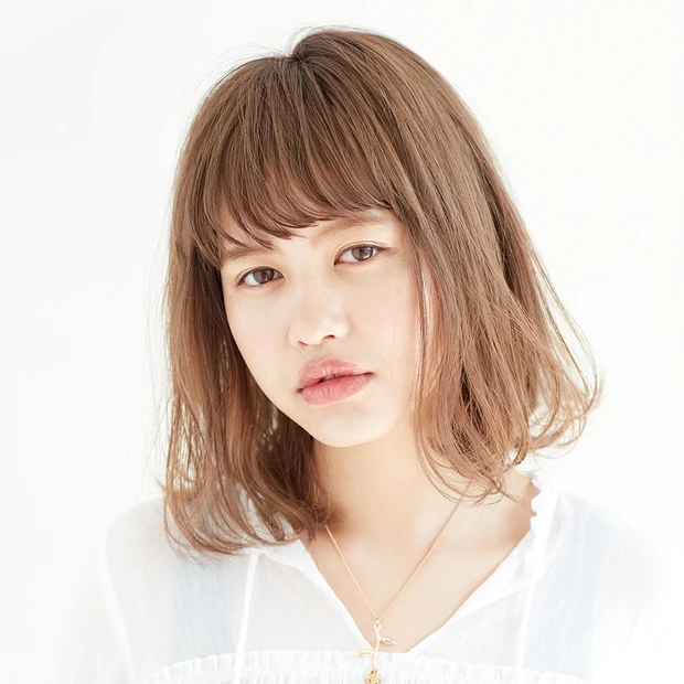 ハネ感とハイトーンカラーで、シンプルボブをこだわりのおしゃれヘアに格上げ…