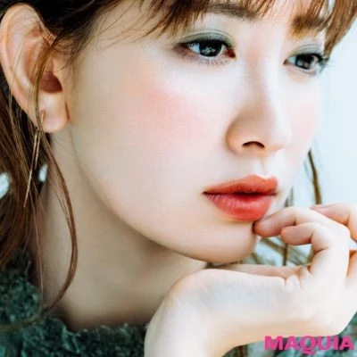 【小嶋陽菜さん(こじはる)のメイク】カーキグレイでつくるモダン顔_1